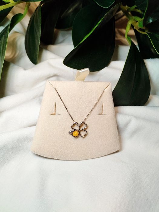 Srebrna bransoletka z zawieszką w kształcie koniczynki z bursztynem