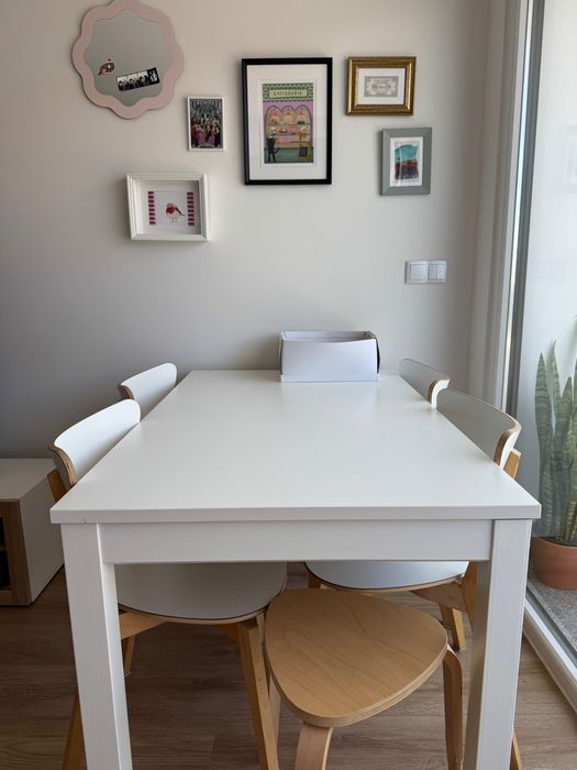 Mesa IKEA LANEBERG extensível + 4 cadeiras IKEA NORDMYRA – Branco