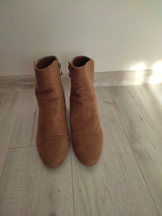 Karmelowe botki na słupku z motywem zwierzęcym roz 39