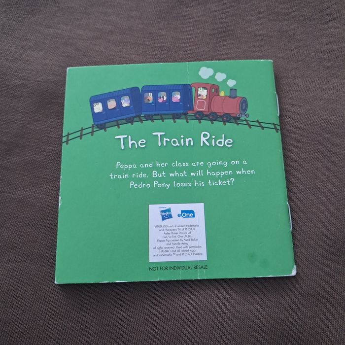 Міні-книжка англійською про свинку пеппу the train ride peppa pig
