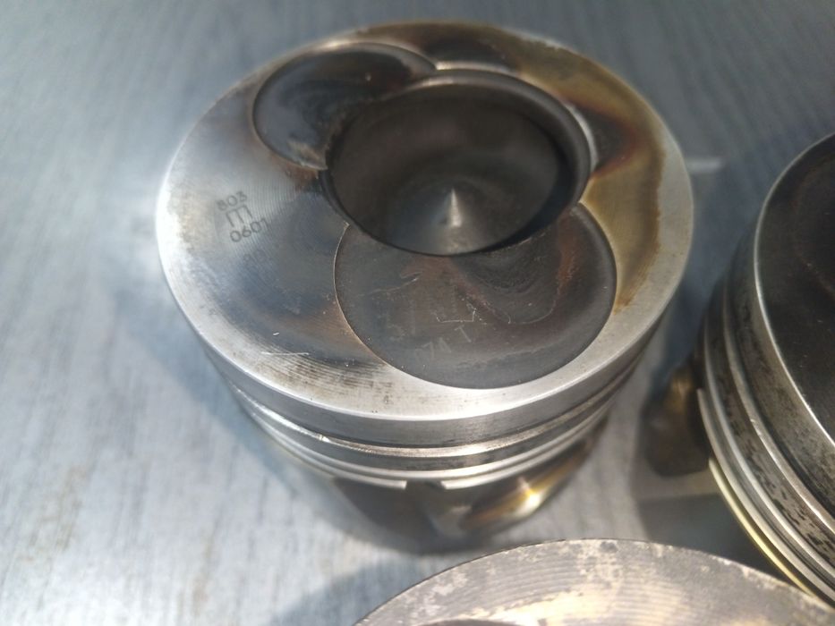 Комплект поршнів LT35