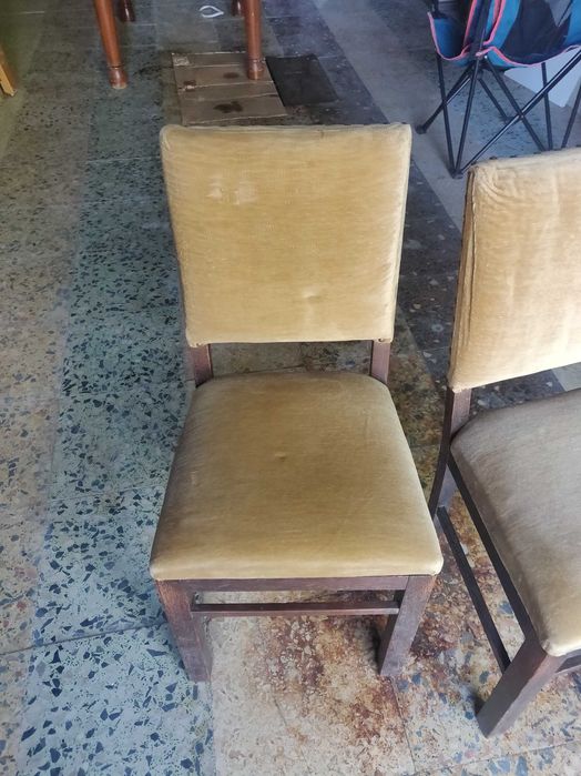 Cadeiras almofadadas