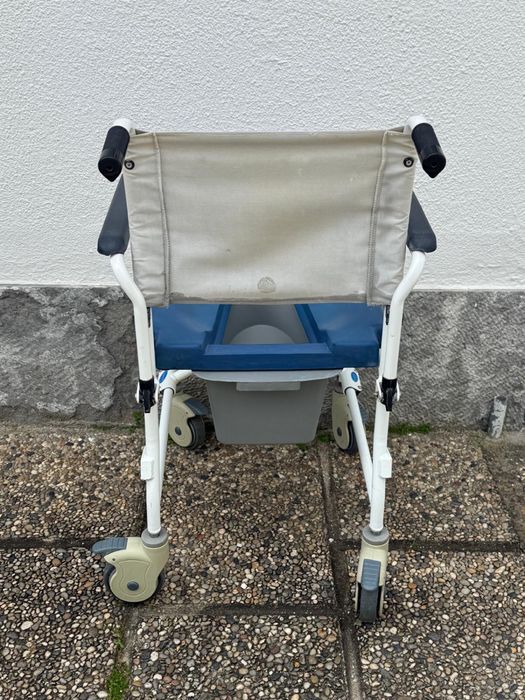 Cadeira Sanitária de Banho com Rodas – Máxima Mobilidade e Conforto