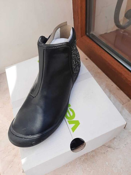 ботинки, черевики для дівчинки 37 разм по 600 грн