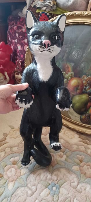 60cm długi figura to wiszący czarno-biały kot typu "tuxedo"   do zawieszenia na płocie, balustradzie tarasu, drabinie lub krawędzi mebla