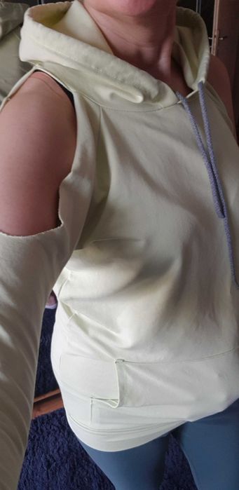 Bluza z kapturem i wyciecia na ramionach S/M