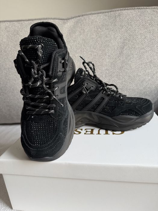 Кроссівки Guess.