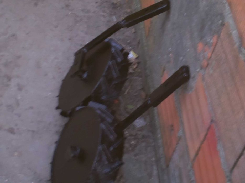 par de rodas em ferro com traçao e rotativas