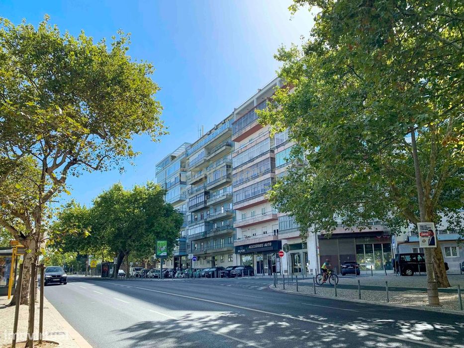 Espaçoso T4 para Recuperar na Avenida do Brasil em Lisboa