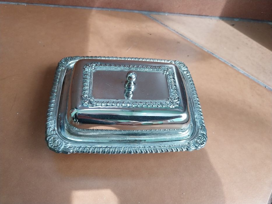 Stylowa, nieduża patera ze szklanym wkładem.