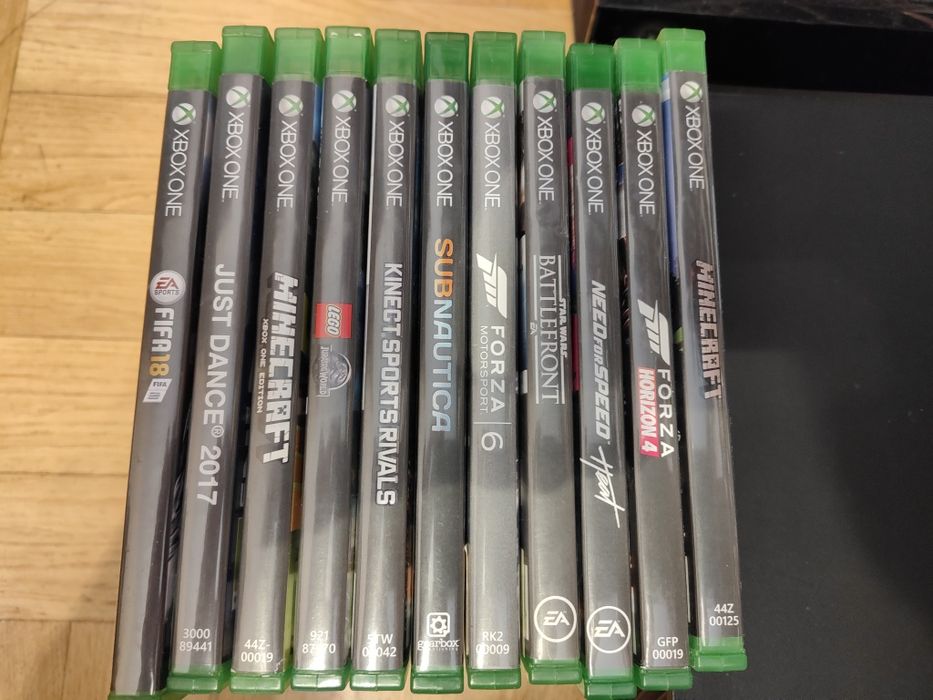 XBOX ONE 1000GB + Kinect + 2 pady + 11 gier