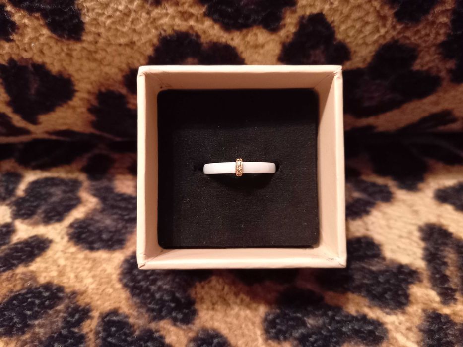 Каблучка " Sova ", керамiка з дiамантами, р. 16.5. Киев.