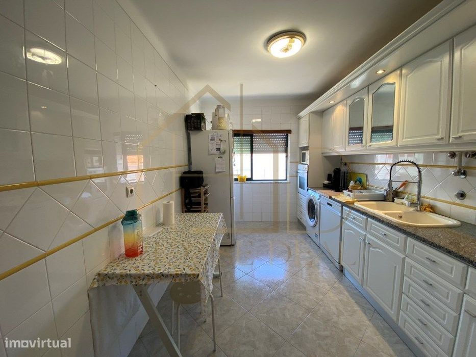 Apartamento T3 com áreas generosas no Centro da Moita