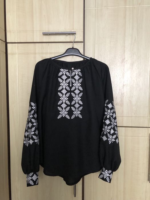 Жіноча вишиванка вишивка сріблом л