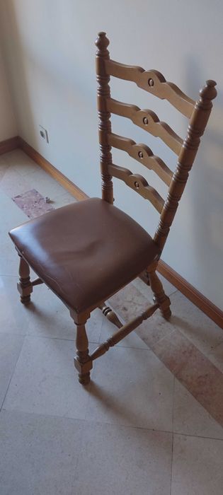 Cadeira em madeira e assento em napa/esponja