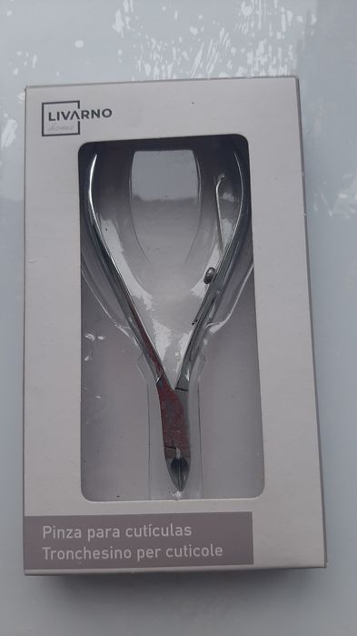 Манікюрний набір, ножнички, різні кусачки., щипчики.