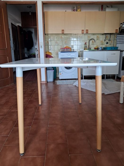 Mesa em bom estado, semi-nova
