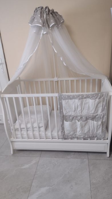 Łóżeczko z materacem + baldachim