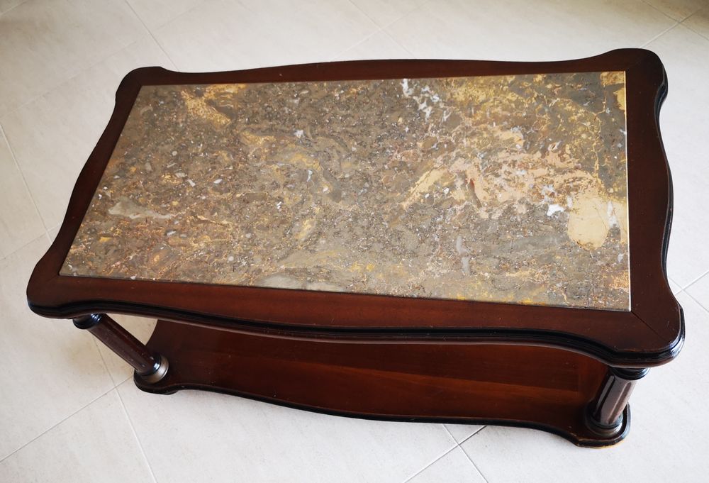 Mesa de centro em mogno com pedra de mármore