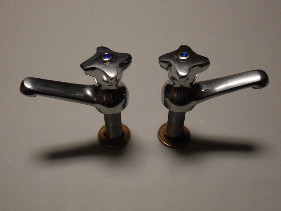 2 torneiras antigas em cobre cromado