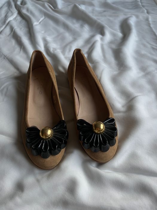 Bailarinas camel Eureka com flor preta e dourada