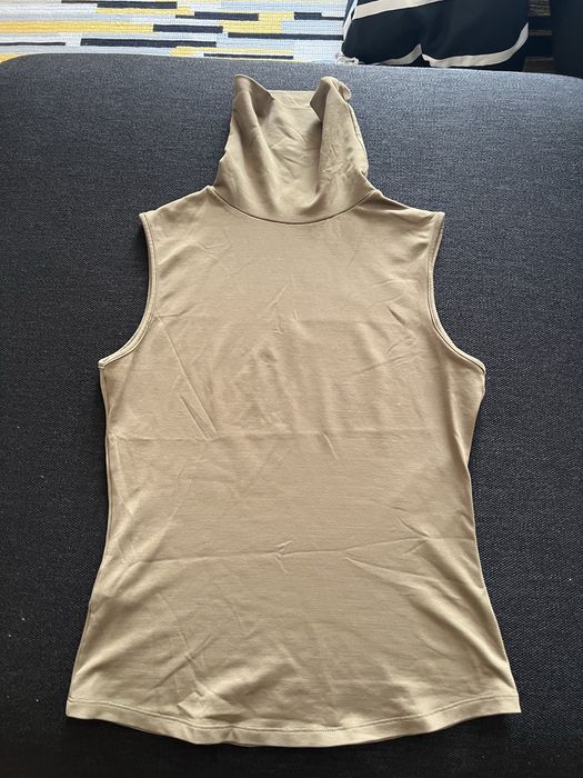 Top de gola alta caqui