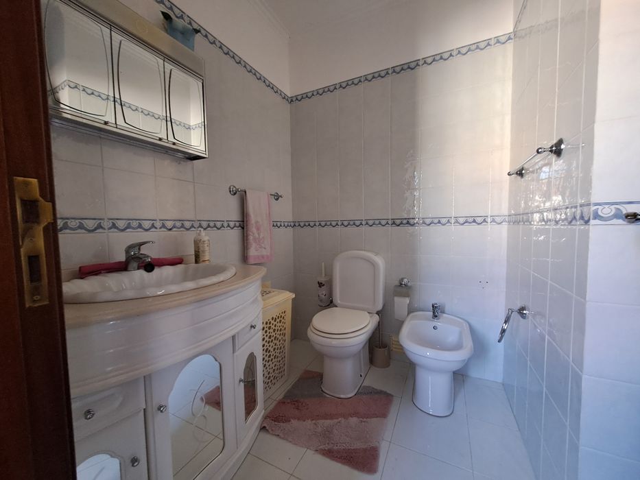 Quarto 30m2 Parede e Carcavelos, com casa de banho privativa