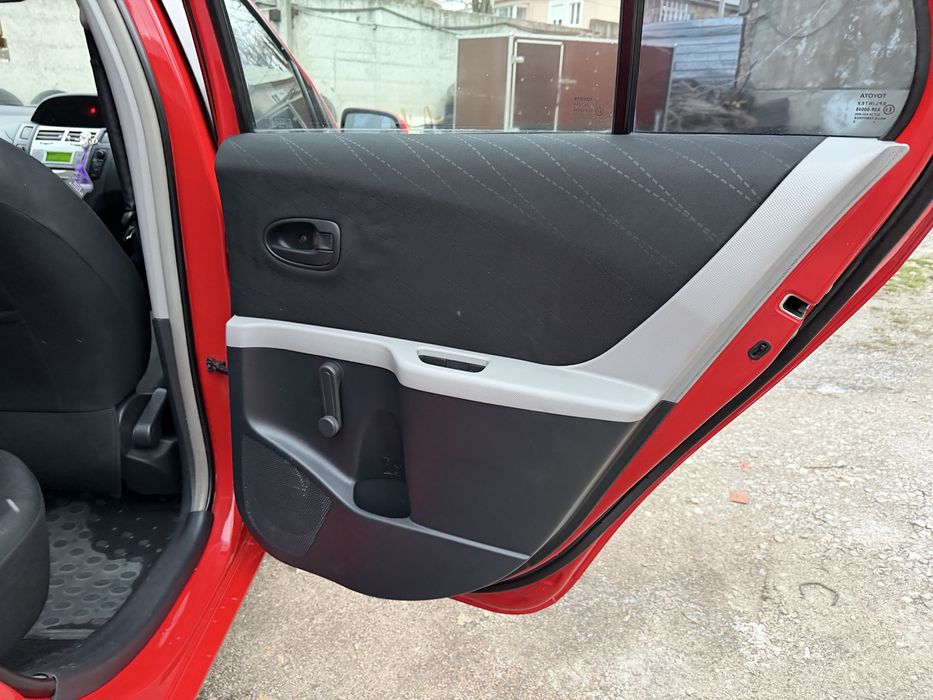 Продам тоета ярис на автомате в отличном состоянии