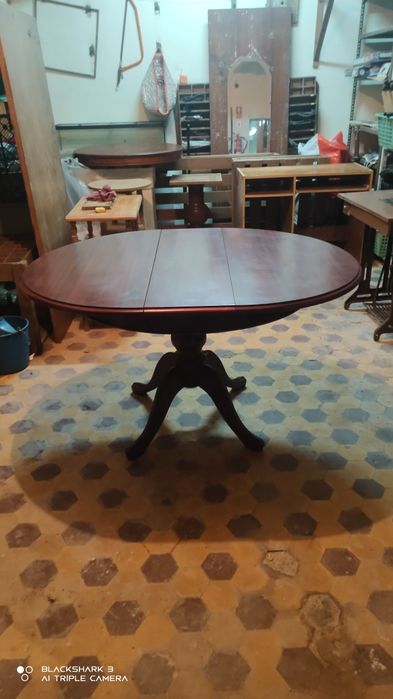 Mesa  em madeira maciça com 4 cadeiras