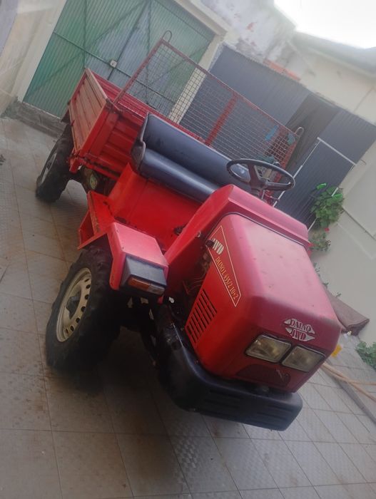 Trator pequeno super conservado