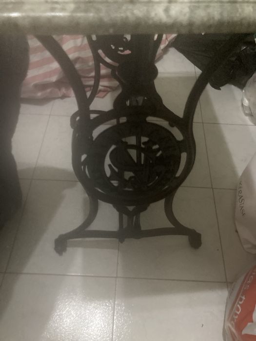 Mesa em mármore,  com estrutura de máquina de costura