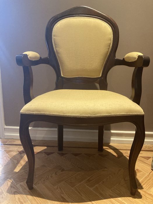 Cadeira de madeira estofada