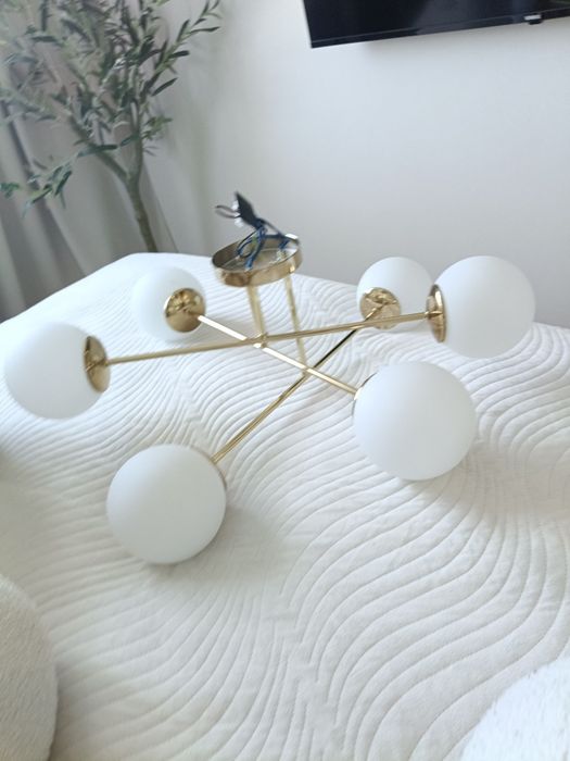 Złota lampa białe kule sufitowa wiszącą