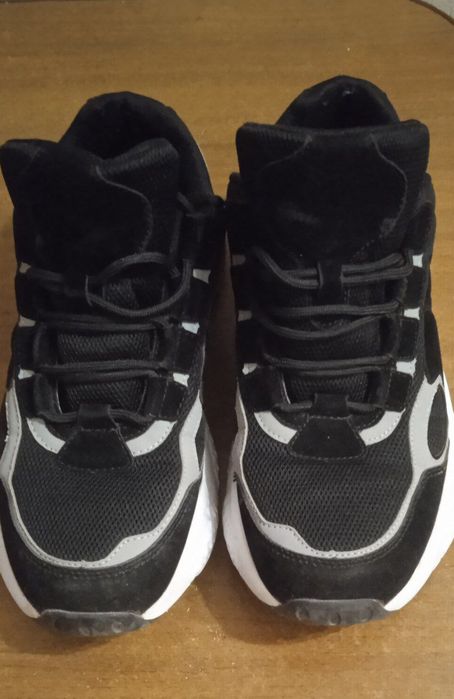 Чоловічі кросівки 42 розмір