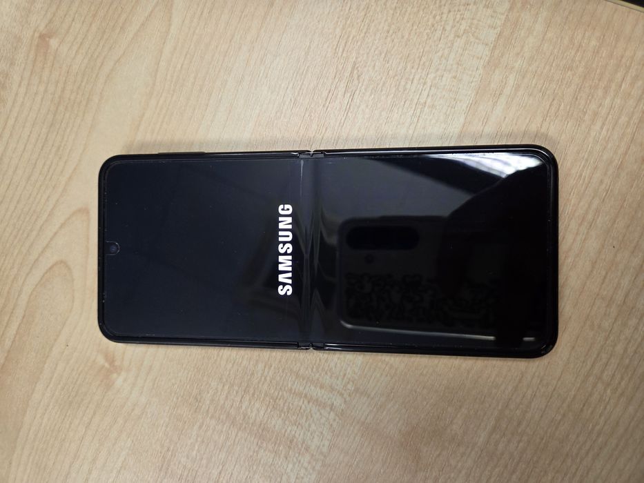 Galaxy Z Fiip4 Bespoke Edition
SM-F721B1SHEUE Czarny/bialy/bialy
Gala