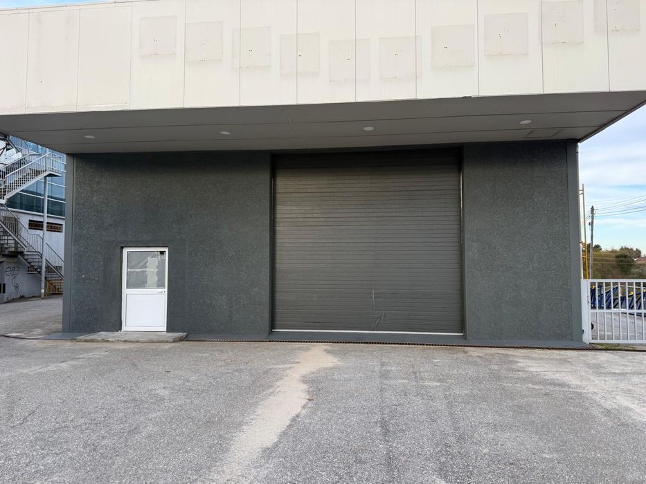 Arrendamento espaço comercial+armazém - 1755m2