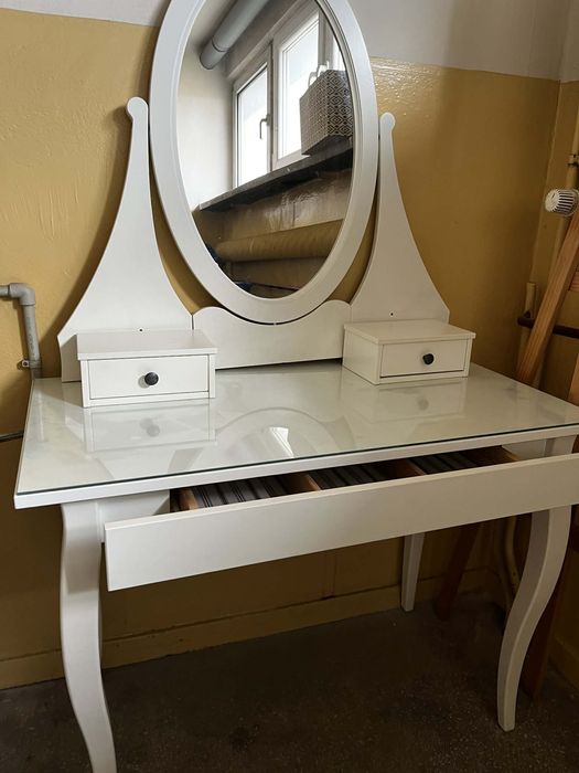 Toaletka biała z ikei z krzesłem