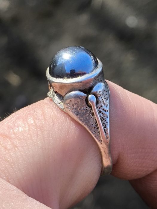 Stary srebrny pierścionek z hematytem . Vintage