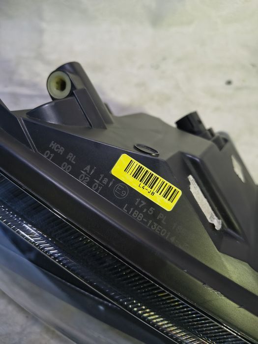 Lampa prawa LED Ford Fiesta Mk 8 VIII Europa reflektor przedni prawy
