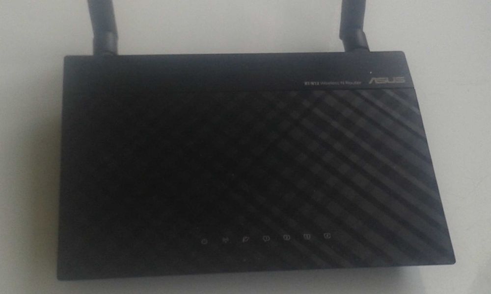 ASUS RT-N12 Wireless Router, Like New. Good Range64564135188483124