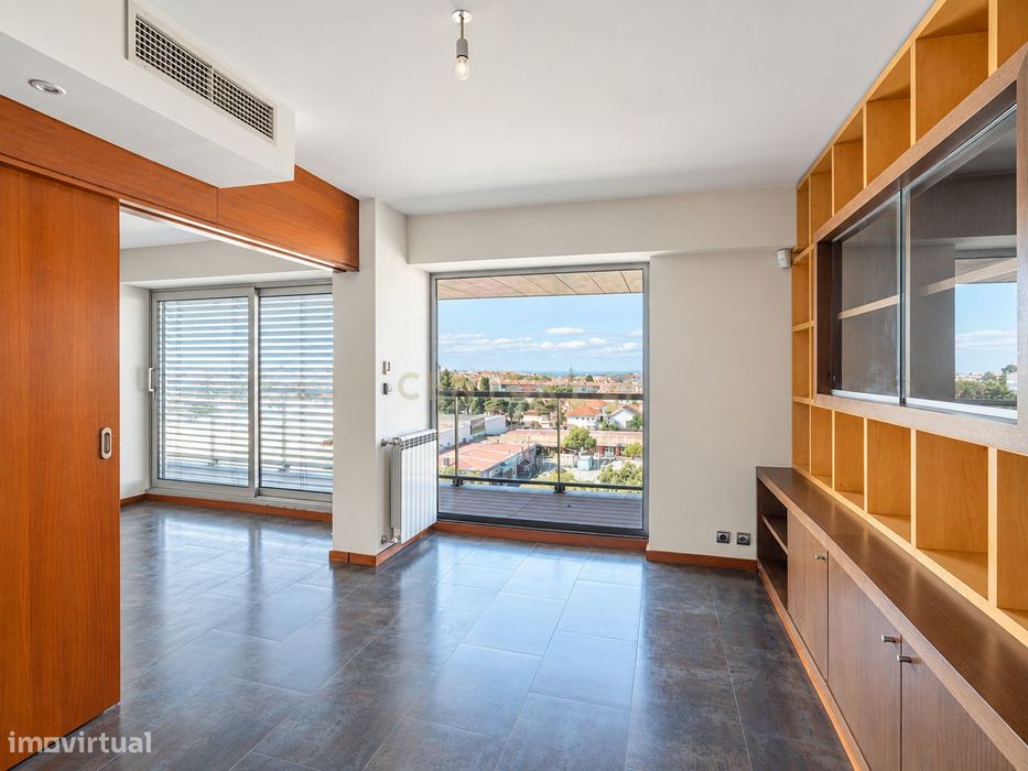 T5+1 Duplex em Linda-a-Velha com 291 m² úteis, 5 estacionamentos e vis