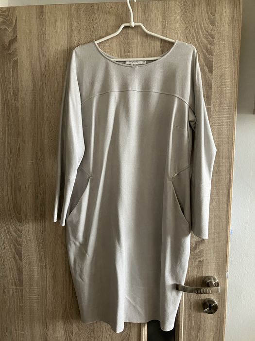 Szara sukienka z kieszeniami Taranko