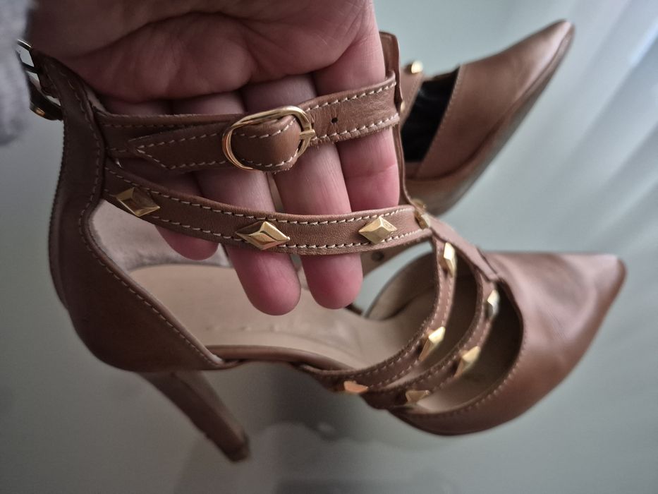 Stiletos couro com tachas