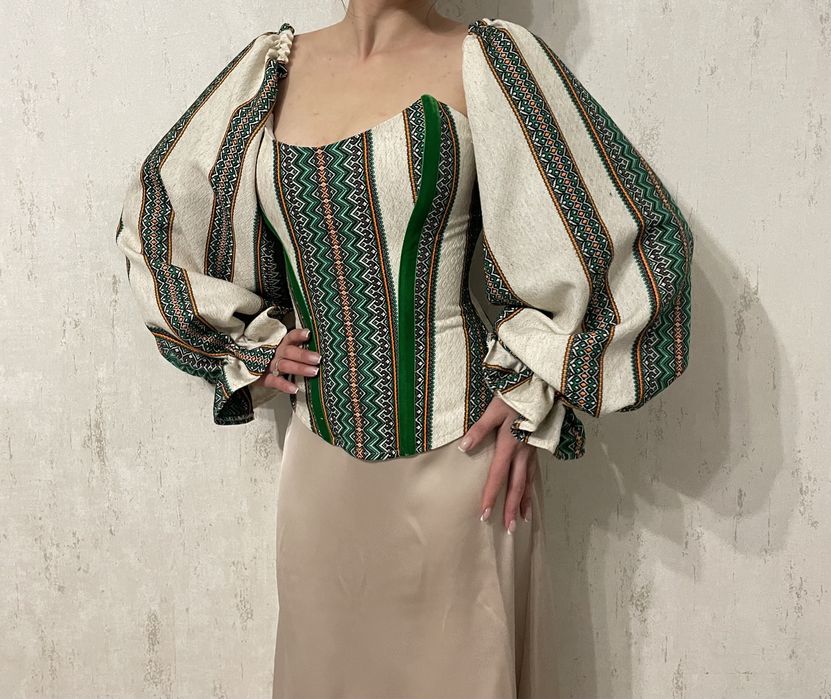 Корсет з вишивкою