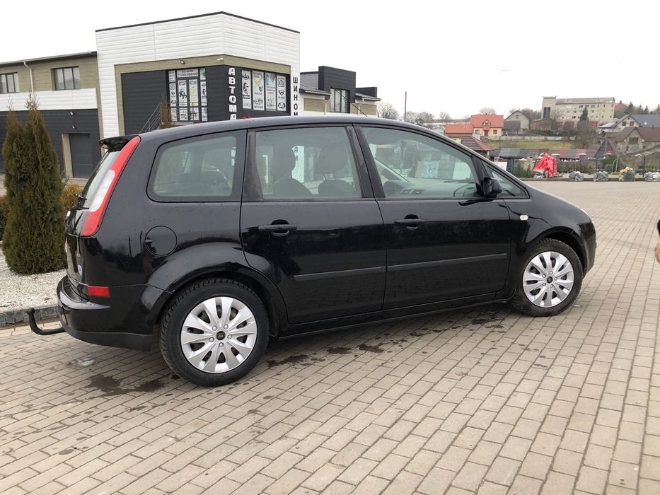Продам свіжозавезений, розмитнений та зареєстрований Ford Focus C-Max. Автомобіль в дуже хорошому стані, пробіг оригінальний, є сервісна книжка. Мотор, коробка та ходова без зауважень. Розхід в середньому 7 л/100км. Є електричний підігрів лобового скла. Шини зимові.