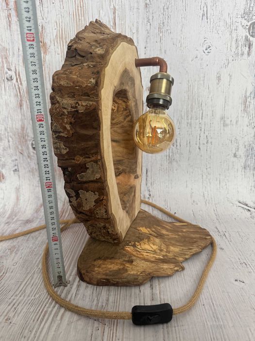 Lampa stojąca z naturalnego drewna.