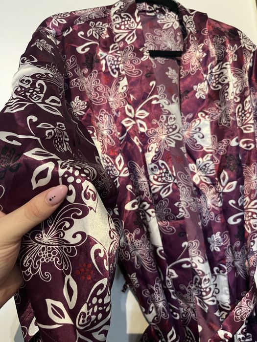 Piękny satynowy szlafrok w kwiaty 42/44) szafa przedpokój)