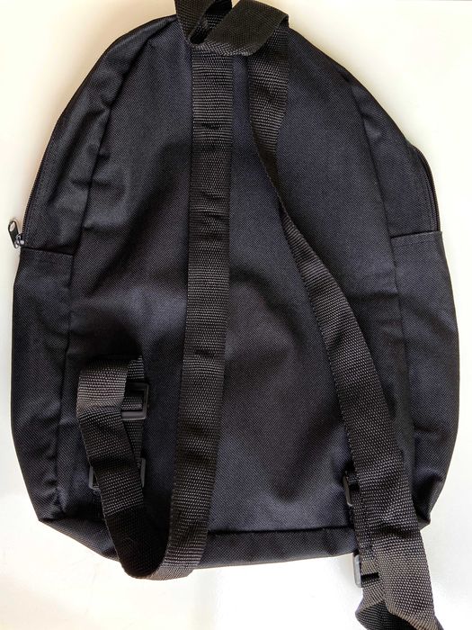 Pequena mochila preta e azul