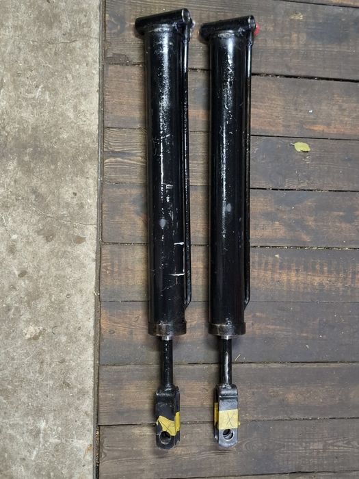 Siłowniki hydrauliczne do łuparki.