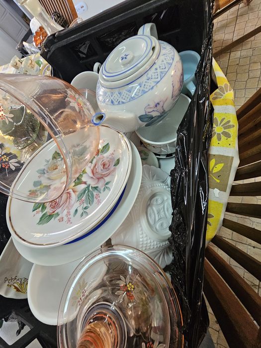 Box with assorted tableware64750935358466122